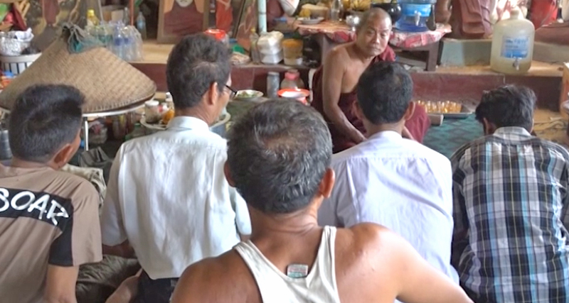 အရက္စြဲေနသူမ်ားကို ေတာရ ရဟန္းတပါးက သစၥာေရတိုက္ အရက္ျဖတ္ေပးေန