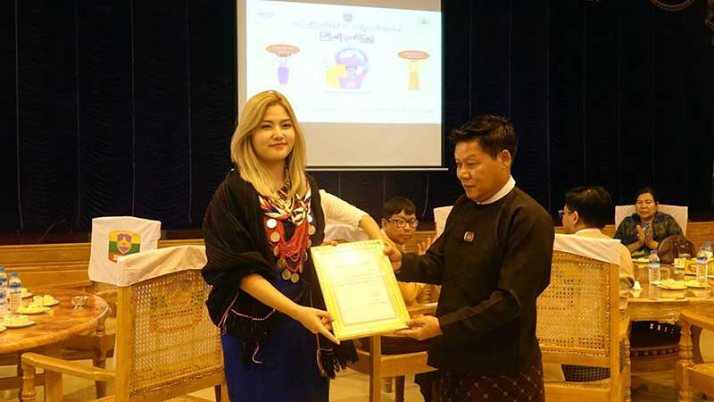 စစ္ကိုင္းတုိင္းအတြင္းက အမ်ိဳးသမီးစြမ္းေဆာင္ရွင္ ၃ ဦးကို ဂုဏ္ျပဳဆု ခ်ီးျမႇင့္