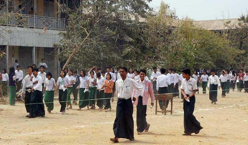 ျမင္​းၿခံတြင္ တကၠသုိလ္​ဝင္​တန္​း စာ​ေမးပြဲ​ေျဖဆုိရန္​ ပ်က္​ကြက္​သူ တုိးလာ