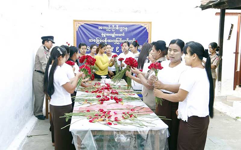 မံုရြာအက်ဥ္းေထာင္က အက်ဥ္းသူမ်ားကို ပန္းအလွျပင္သင္တန္းေပး