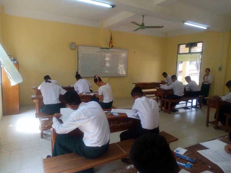 အင္းစိန္ႏွင့္အုိးဘုိအက်ဥ္းေထာင္တြင္း စာေမးပြဲေျဖဆုိေနၾကသည့္ ျမင္ကြင္း (ဓာတ္ပုံ)