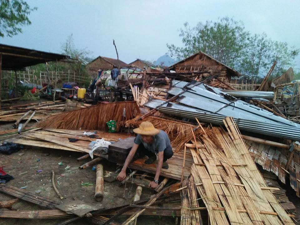 ကြန္ဟိန္းတြင္ ေလျပင္းတိုက္ မုိးသီးေႂကြ၍ ေနအိမ္ ၁၀၀ ခန္႔ ပ်က္စီး