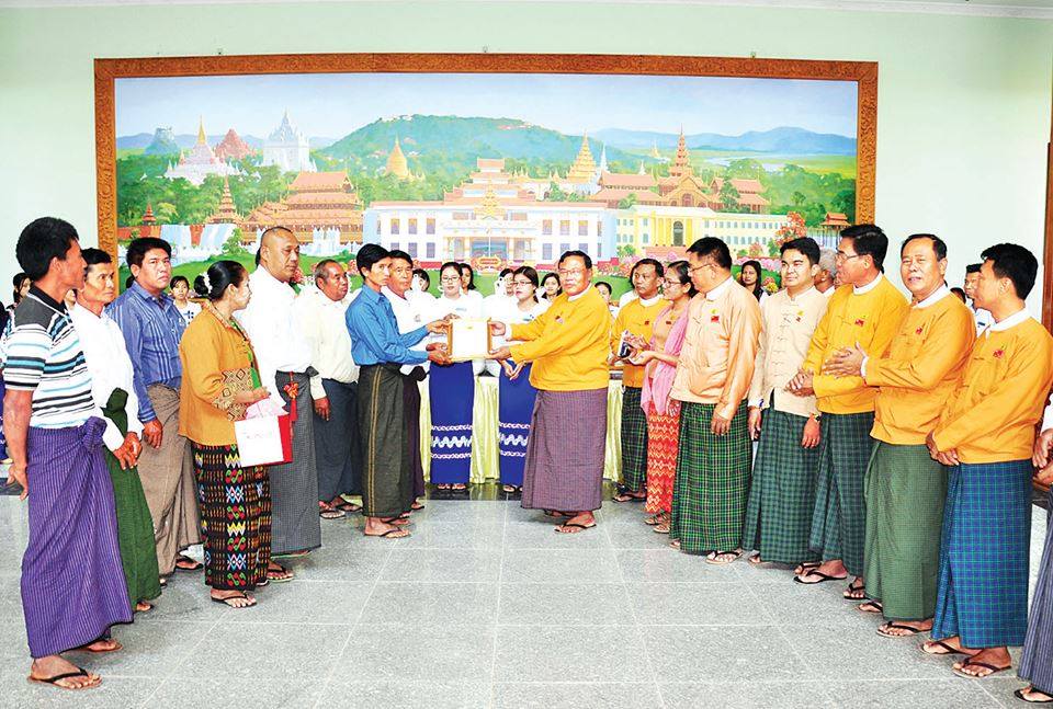 မႏၱေလးတုိင္းလႊတ္ေတာ္ကုိ ေက်းဇူးဆပ္သည့္အေနျဖင့္ ဆန္ႏွင့္ဆီ လက္ေဆာင္လာေပး
