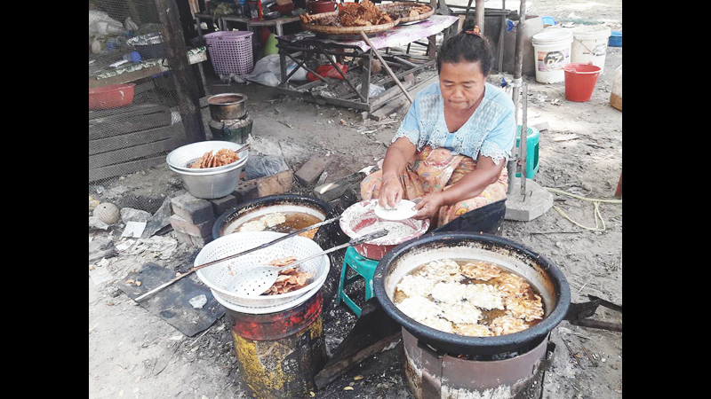 အေၾကာ္ေရာင္းၿပီး ေျမးမေလးေတြနဲ႔ ဘဝကုိ လႈပ္ရွား႐ုန္းကန္ေနတဲ့ အဘြား