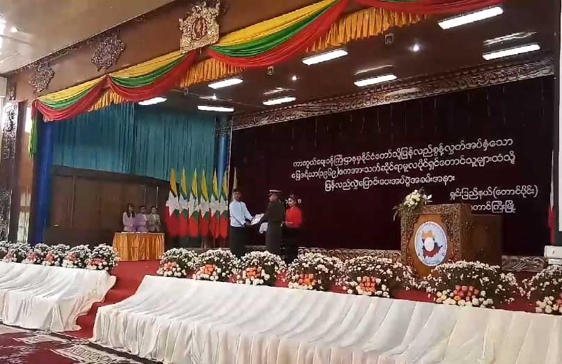 သိမ္းဆည္ေျမ ဧက ၆၀၀ ေက်ာ္ကုိ ရွမ္းေတာင္သူမ်ားထံ ဒုသမၼတ ျပန္လည္ေပးအပ္