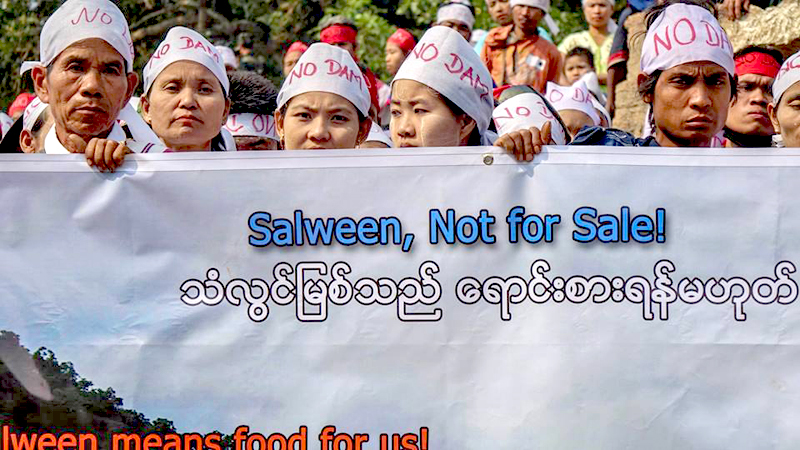 ဟက္ႀကီးေရကာတာ စီမံကိန္း ရပ္တန္႔ေရး သံလြင္ျမစ္ကမ္းပါးတြင္ ဆႏၵျပ (ဓာတ္ပံု)