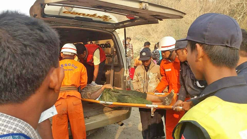 ဘုရားဖူးလာ ေက်ာင္းသူ ေက်ာင္းသားမ်ား စီးလာသည့္ ယာဥ္တိမ္းေမွာက္၊ ၁၇ ဦး ဒဏ္ရာရ