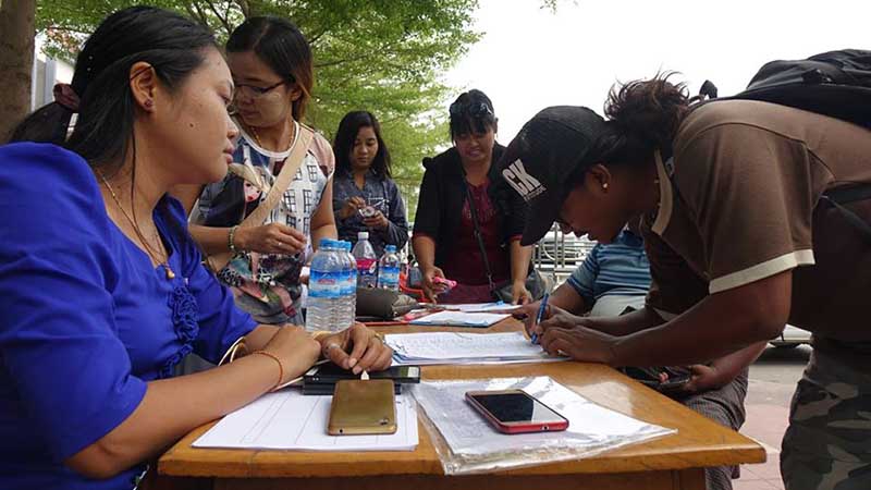 သက္​ငယ္​မုဒိမ္​းျပဳက်င့္သူ​မ်ားအား ​ေသဒဏ္​​ေပး​ေရး ဥပ​ေဒျပ႒ာန္​း​ေပး​ရန္ လက္မွတ္ေကာက္ခံ