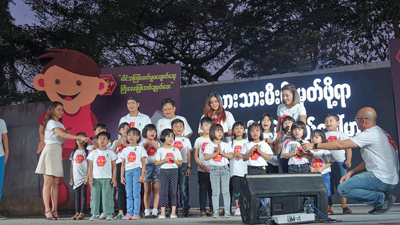 လိင္​အၾကမ္​းဖက္​မႈ ႀကီးေလးသည့္ ျပစ္ဒဏ္ေပးေရးလႈပ္​႐ွားမႈ ေမၽွာ္​စင္​ကြၽန္​းတြင္ ျပဳလုပ္ (ဓာတ္ပံု)