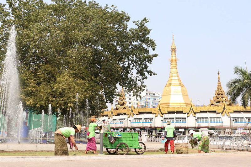 မဟာဗႏၶဳလပန္းၿခံကုိ အလွဆင္ေနၾကသူမ်ား (ဓာတ္ပုံ)