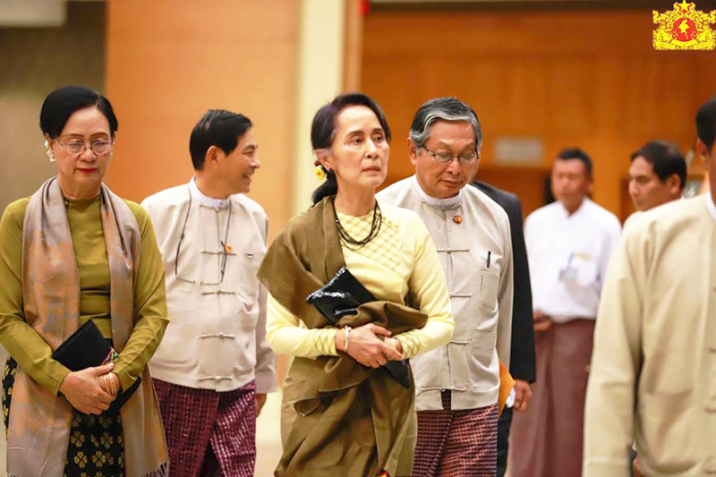 ေဒၚေအာင္ဆန္းစုၾကည္ ေနျပည္ေတာ္ ျပန္ေရာက္ (ဓာတ္ပံု)