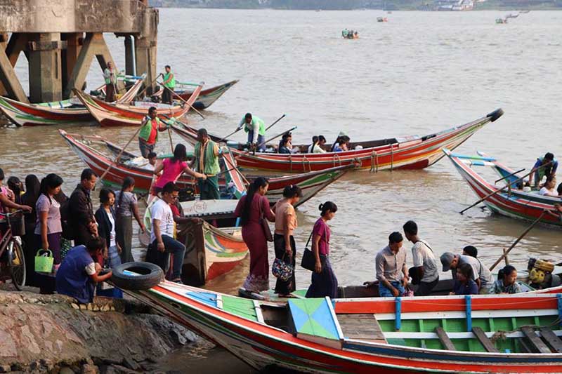 ျမစ္ကုိျဖတ္ၿပီး နိစၥဓူ၀ လႈပ္ရွား႐ုန္းကန္ေနၾကသူမ်ား