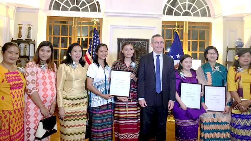 Women of Change Award ကုိ ကရင္အမ်ဳိးသမီးအစည္းအ႐ုံး ရရွိ