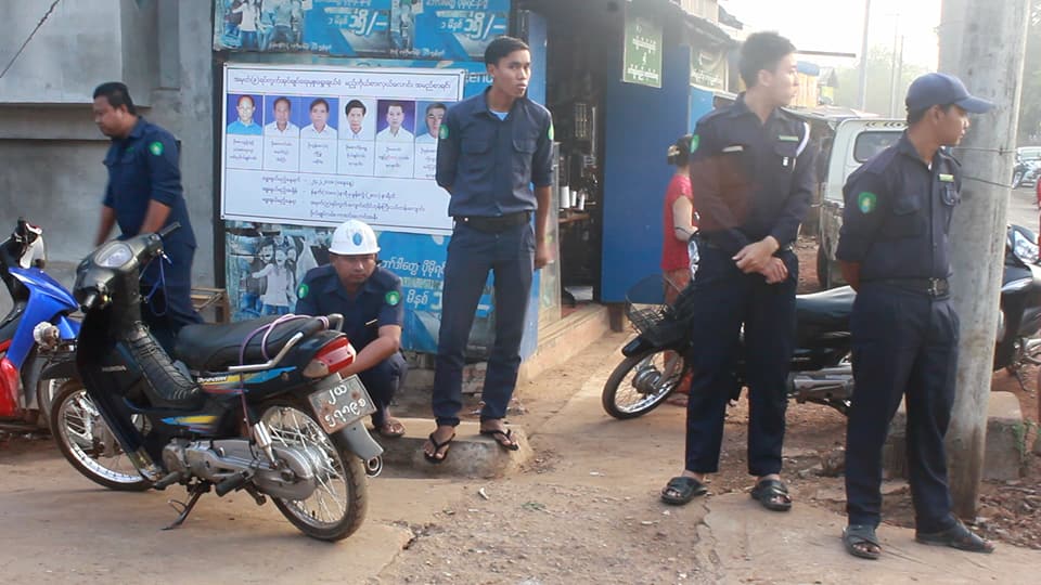 ဘားအံၿမိဳ႕တြင္ ရပ္​ကြက္​အတြင္​း လိုက္​လံ​ေရာင္​းခ်သည့္ ေစ်းသည္​မ်ားကို စည္​ပင္​တားျမစ္​