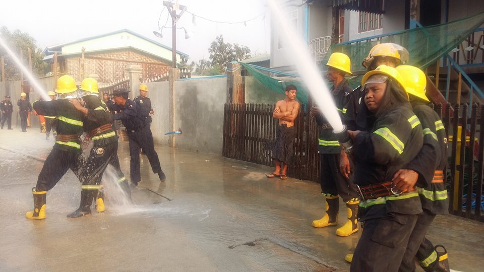 မဟာ​ေအာင္​​ေျမၿမိဳ႕နယ္​တြင္ မီးေဘးႀကိဳတင္ကာကြယ္ေရး ေလ့က်င့္ (ဓာတ္ပံု)