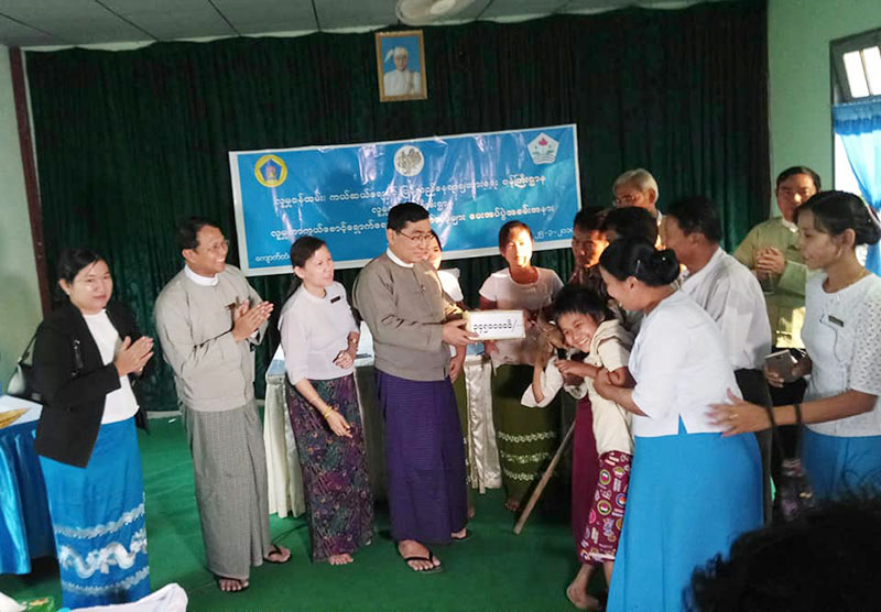 မုိင္းအႏၱရာယ္ေၾကာင့္ ထိခုိက္ဒဏ္ရာရသူမ်ားႏွင့္ မုဆုိးမမ်ားကုိ ေထာက္ပံ့ေၾကး ေပးအပ္