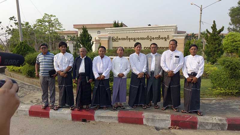 ရွစ္ေလးလုံးပါတီတည္ေထာင္လုိသူမ်ား ေရြးေကာက္ပြဲေကာ္မရွင္ႏွင့္ေဆြးေႏြး (ဓာတ္ပံု)