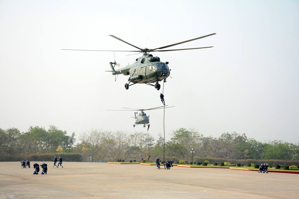 (၇၃) ႏွစ္ေျမာက္တပ္မေတာ္ေန႔တြင္ စစ္ရဟတ္ယာဥ္ႏွင့္ေလယာဥ္မ်ား ပါ၀င္စစ္ေရးျပ (ဓာတ္ပံု)