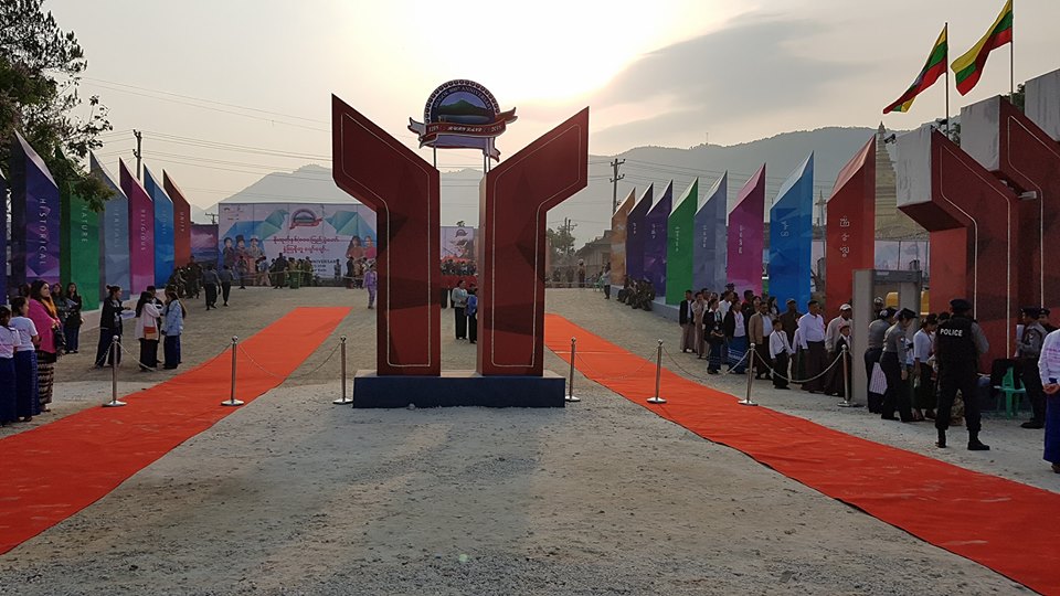 မိုးကုတ္​ၿမဳိ႕ ႏွစ္​ ၈၀၀ ျပည့္ပြဲ​ေတာ္ ​မစတင္ခင္​ျမင္​ကြင္​း (ဓာတ္ပံု)