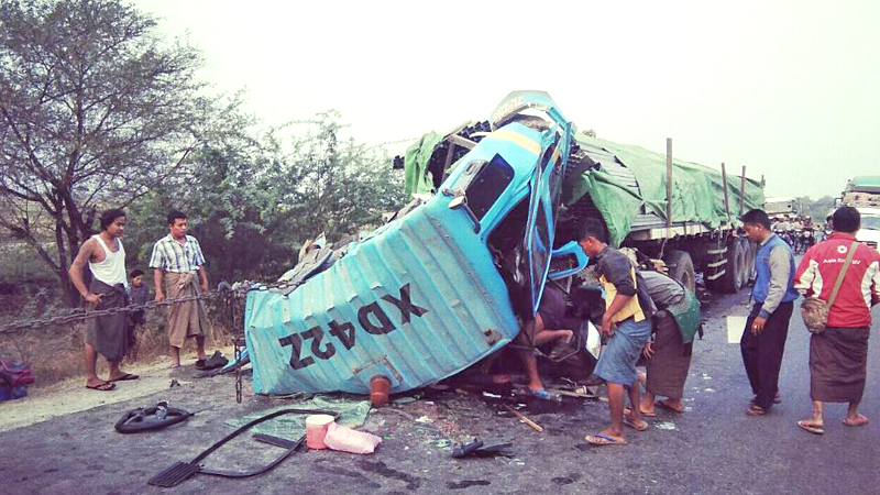 ရန္ကုန္-မႏၲေလးလမ္းေဟာင္းတြင္ ၁၈ ဘီးကား ၂ စီး တိုက္မိ၊ ၂ ဦးေသဆုံး