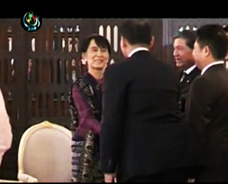 ​ေဒၚ​ေအာင္ဆန္း​စုၾကည္နွင့္​ ထိုင္း​ဒုတိယဝန္ၾကီး​ခ်ဳပ္ ​ေဆြး​ေနြး​