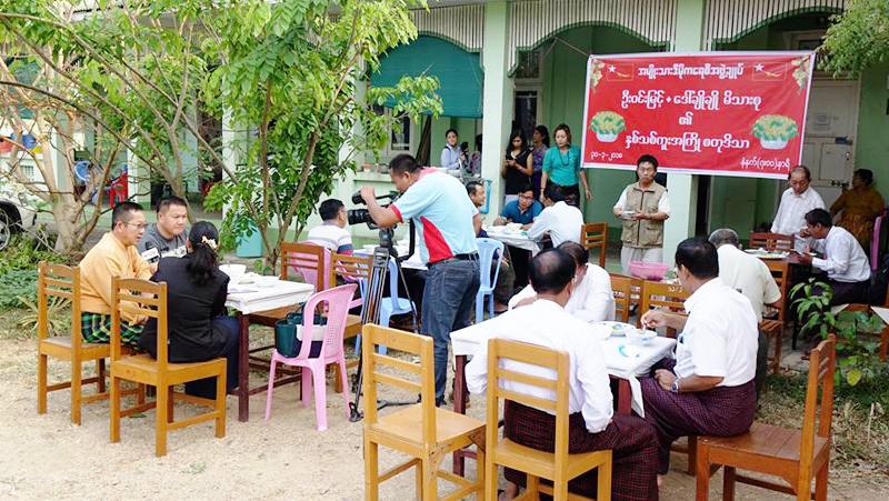 ႏိုင္ငံေတာ္သမၼတ ဦးဝင္းျမင့္ႏွင့္ ဇနီးေဒၚခ်ဳိခ်ဳိ မိသားစုက ႏွစ္သစ္ကူးအႀကိဳ စတုဒိသာေကြၽး