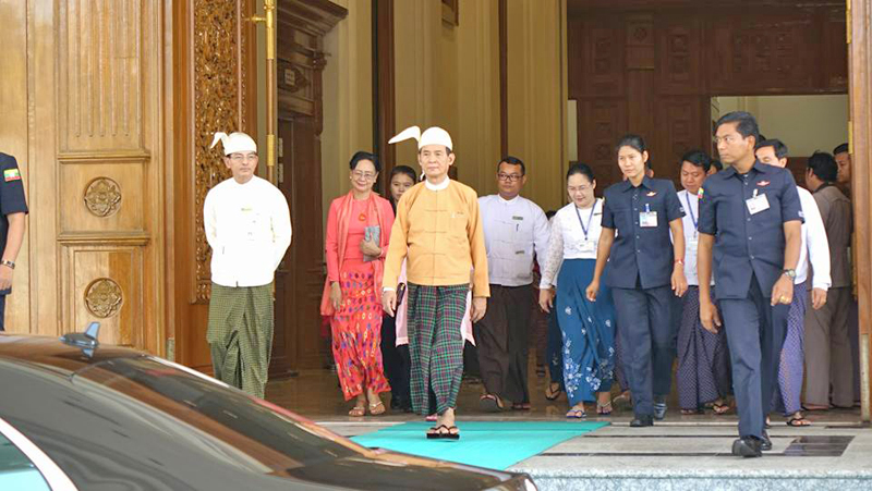 သမၼတ ကတိသစၥာျပဳ မိန္႔ခြန္းေျပာၾကားၿပီး ျပည္ေထာင္စုလႊတ္ေတာ္မွ ျပန္ထြက္လာစဥ္  (ဓာတ္ပံု)