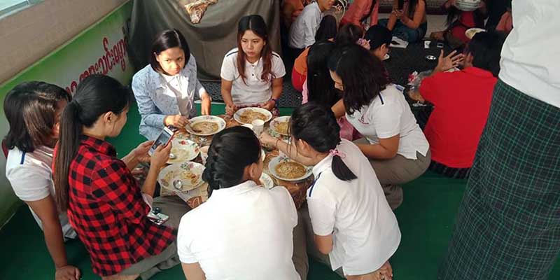 မႏၱေလးတြင္ သမၼတသစ္ကို ဂုဏ္ျပဳသည့္အေနျဖင့္ စတုဒီသာမ်ား ေကၽြးေမြးဧည့္ခံ