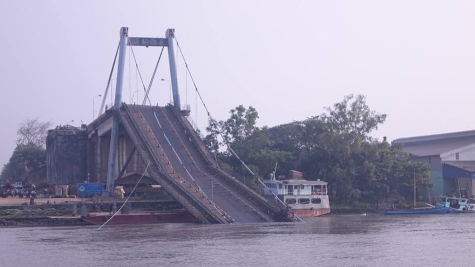 ေျမာင္းျမႀကိဳးတံတားႀကီး ျပတ္က်၍ ကုန္ကားတစီးျမစ္ထဲ ထုိးက်၊ လူ ၂ ဦးေပ်ာက္ဆုံး (႐ုပ္သံ)