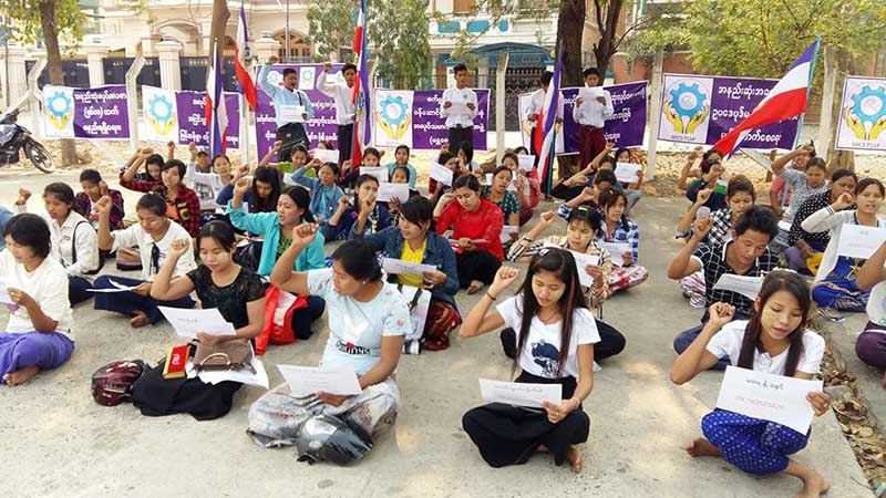 လုပ္ခလစာ ၅၆၀၀ က်ပ္ထက္မနည္းရရွိေရး မႏၱေလး စက္႐ုံအလုပ္သမားမ်ား ဆႏၵျပ