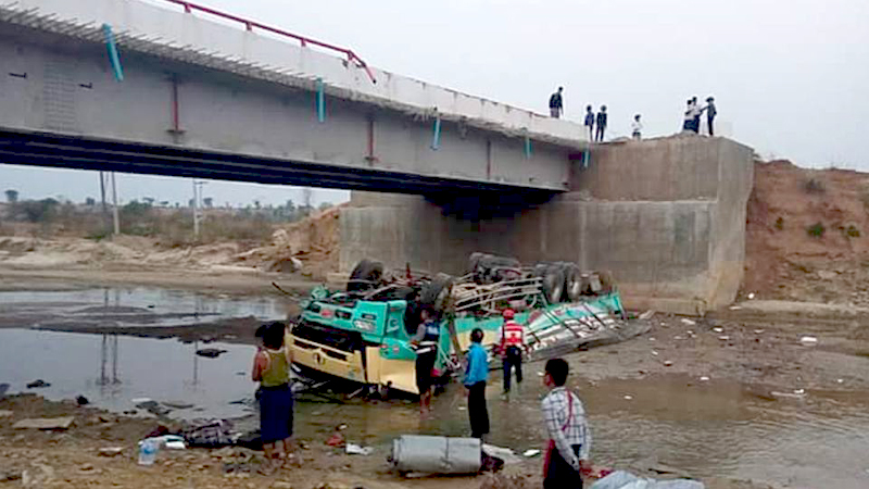 မိတီၳလာ-ေက်ာက္ပန္းေတာင္းလမ္းတြင္ ၁၀ ဘီးကား ေခ်ာင္းထဲထုိးက်၊ ၂ ဦး ေသဆုံး