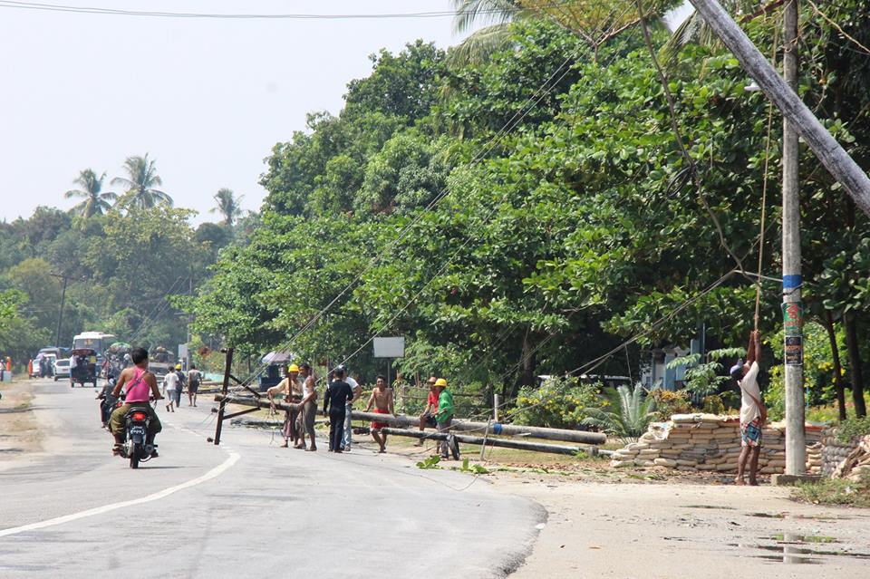 ေပါင္ၿမိဳ႕တြင္ ေလျပင္းတိုက္ခတ္မႈေၾကာင့္ ဓာတ္မီးတိုင္မ်ား ၿပိဳလဲပ်က္စီးခဲ့