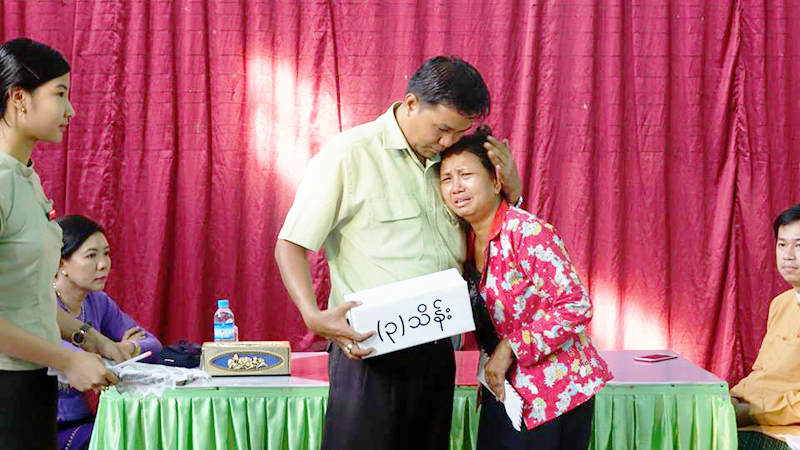 ေျမာင္းျမႀကိဳးတံတား ျပတ္က်ရာမွာ ေသဆံုးသြားသူ၂ ဦး၏ မိသားစုကို ေထာက္ပံ့ေငြေပးအပ္
