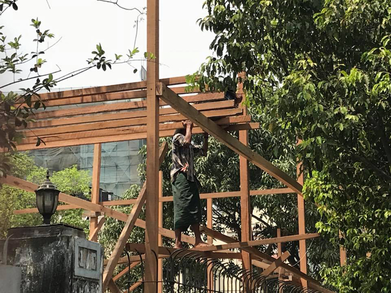 ျပည္လမ္း အင္းယားကန္ေပါင္ေရွ႕ သႀကၤန္မ႑ပ္ ေဆာက္လုပ္ (ဓာတ္ပံု)