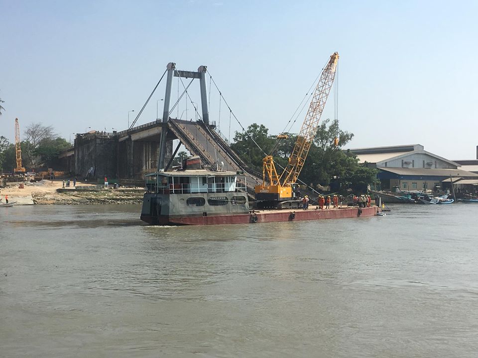 ေျမာင္းျမတံတားျပတ္က်ရာမွ က်န္ရွိေနသည့္အေလာင္းႏွင့္ကားကိုဆယ္ယူရန္ႀကိဳးစား (ဓာတ္ပံု)