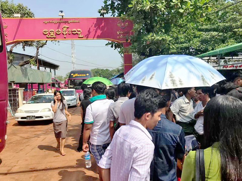 ပါရမီကားဝင္းတြင္ သၾကၤန္ပိတ္ရက္ ေနရပ္ျပန္ရန္ ကားလက္မွတ္ဝယ္ဖို႔ ေစာင့္ဆိုင္းေနသူမ်ား (ဓာတ္ပံု)