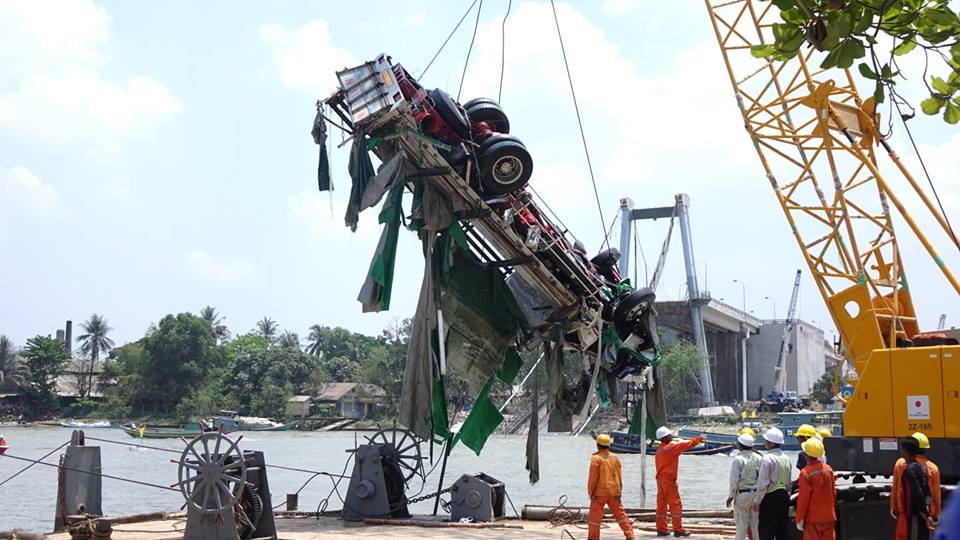 ေျမာင္းျမႀကိဳးတံတားျပတ္က်ရာတြင္ ပါသြားသည့္ကုန္ကားကို ဆယ္ယူရ႐ွိ