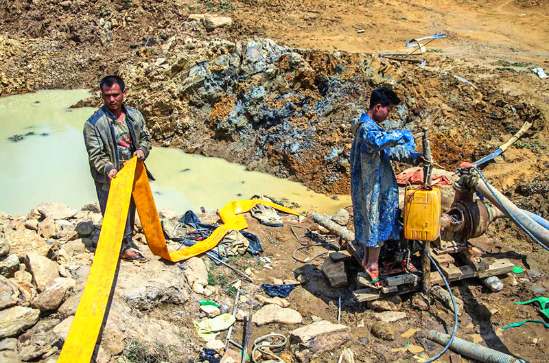 မိုးကုတ္ေျမက ရတနာတူးေဖာ္ေနသည့္ လုပ္ကြက္မ်ား (ဓာတ္ပံု)