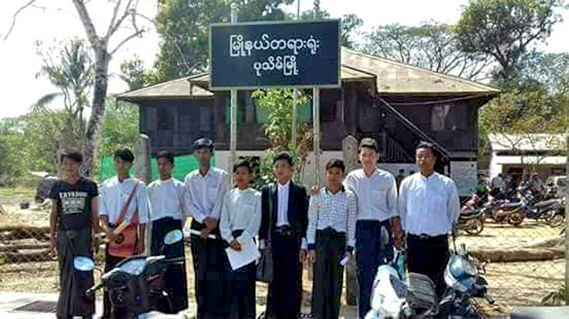 စစ္ပြဲ အလိုမရွိေၾကာင္း ျပဇာတ္ကခဲ့သည့္ ေက်ာင္းသား ၈ ဦးကို ေငြဒဏ္အမိန္႔ခ်မွတ္