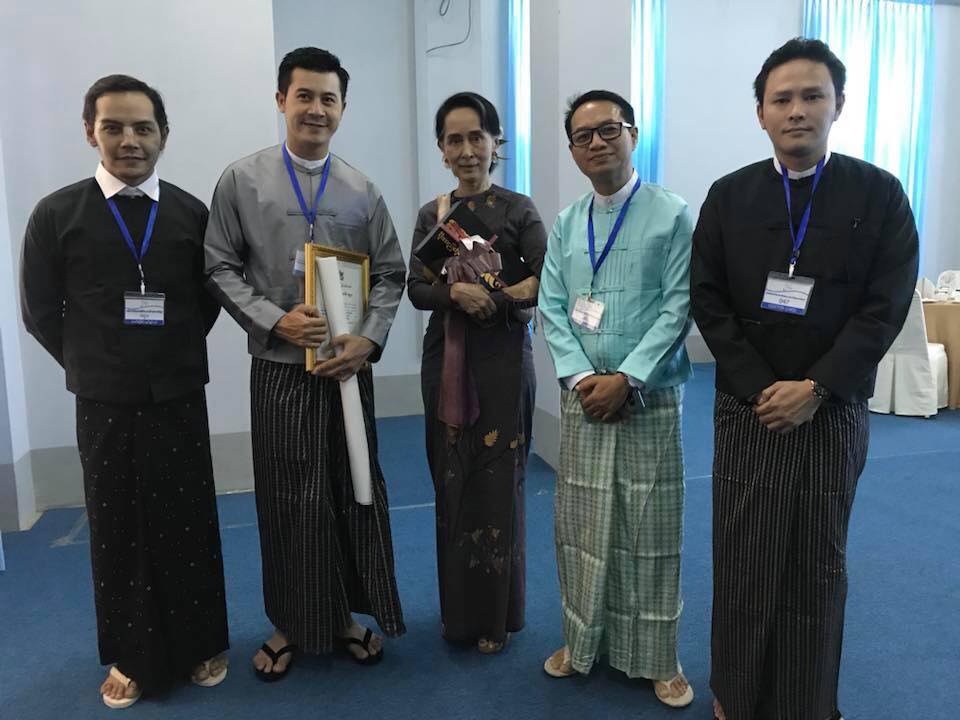 ႏွင္းဆီနယ္နိမိတ္အၿငိမ့္အဖြဲ႔သားမ်ားက က်ပ္သိန္း ၆၅၀ လႉဒါန္း (ဓာတ္ပံု)