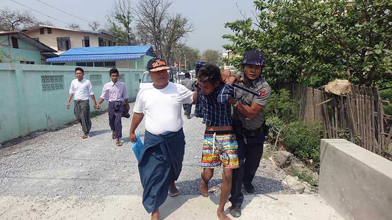 ခ်မ္းျမသာစည္ၿမဳိ႕နယ္တြင္ အခ်ဳပ္​သား ၃​ ဦး အခ်ဳပ္​ကား​ေပၚမွ ထြက္​​ေျပး