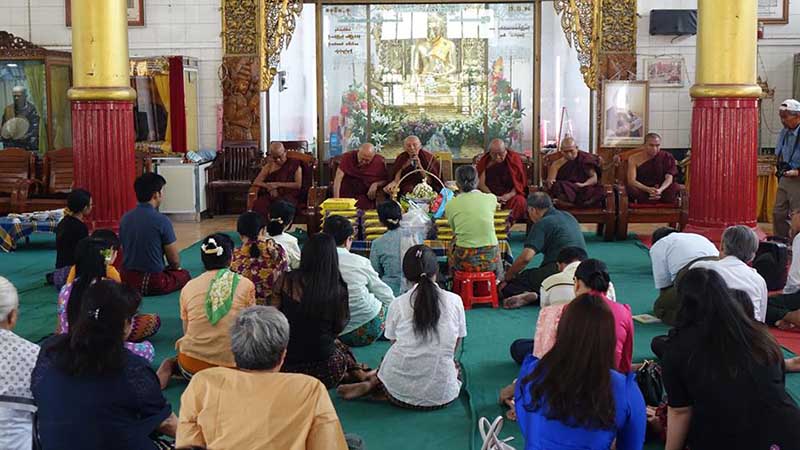 လူထုေဒၚအမာ ကြယ္လြန္ျခင္း ၁၀ ႏွစ္ျပည့္ သံဃာေတာ္မ်ားကုိ ဆြမ္းကပ္လႉဒါန္း