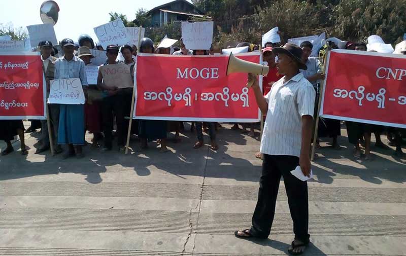 ေရနံပုိက္လိုင္းေၾကာင့္ ဆုံး႐ႈံးေျမမ်ား နစ္နာေၾကးအျပည့္ရေရး အစာငတ္ခံဆႏၵျပ