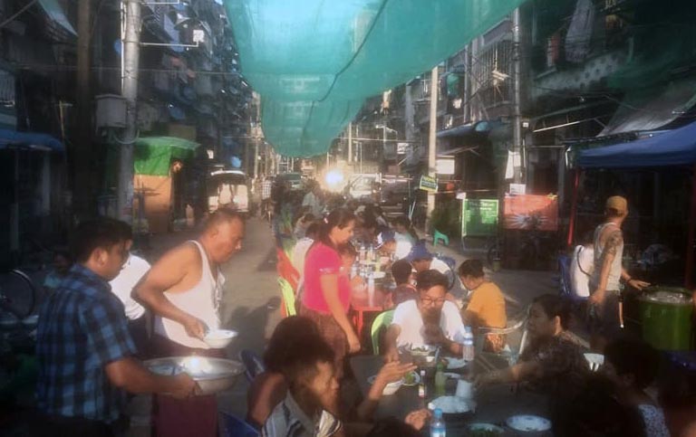 တာေမြတြင္ စတုဒီသာမ်ားေကၽြး၍ သမၼတသစ္ကို ႀကိဳဆိုဂုဏ္ျပဳ