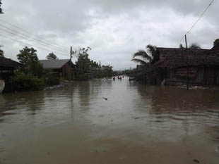 ေကာ့ေသာင္း ပါခ်န္ျမစ္ေရလွ်ံမႈ ေက်း႐ြာမ်ား ေရနစ္ျမုပ္ေန