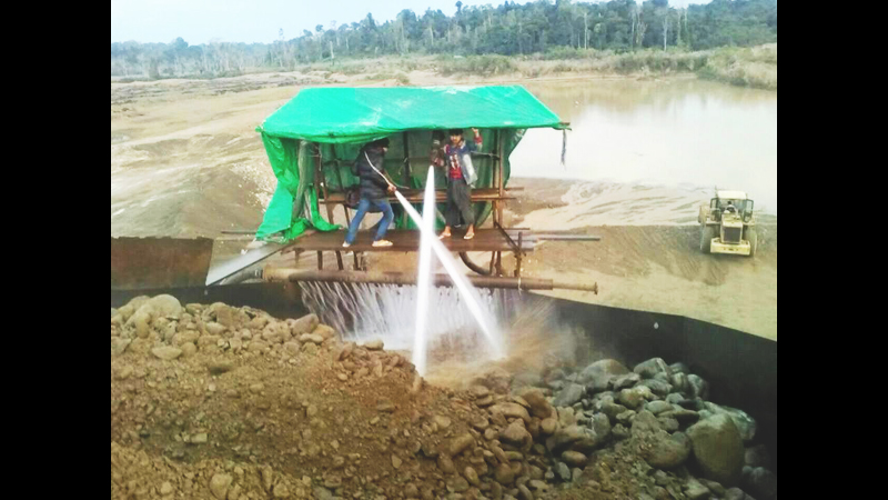 ေရႊႏွင့္ ပယင္းတူးသူမ်ား ထြက္ခြာရန္ သတိေပးထားေပမယ့္ တ႐ုတ္လုပ္ငန္းရွင္မ်ား ဆက္လုပ္ေန
