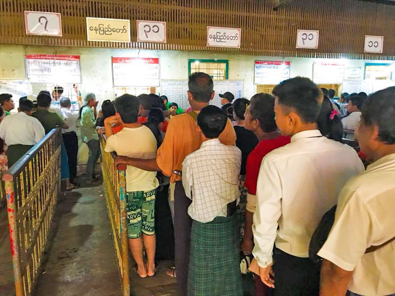 သႀကၤန္ အိမ္ျပန္ရန္ ရန္ကုန္ဘူတာႀကီးတြင္ ရထားလက္မွတ္ တန္းစီဝယ္ယူေနၾကသူမ်ား (ဓာတ္ပံု)