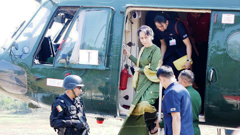 ေဒၚေအာင္ဆန္းစုၾကည္ ေျမာင္းျမၿမဳိ႕ကို ရဟတ္ယာဥ္ျဖင့္ ေရာက္ရွိ (ဓာတ္ပံု)