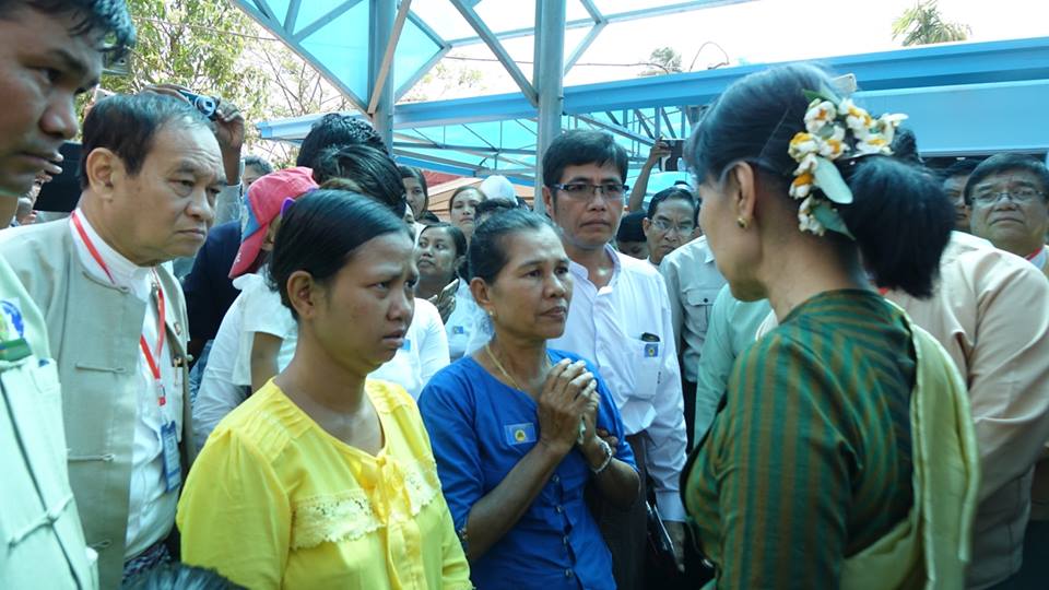 ေျမာင္းျမတံတားျပတ္က်ေသဆံုးသူ ၂ ဦး၏ မိသားစုကို ေဒၚေအာင္ဆန္းစုၾကည္ အားေပးႏွစ္သိမ့္