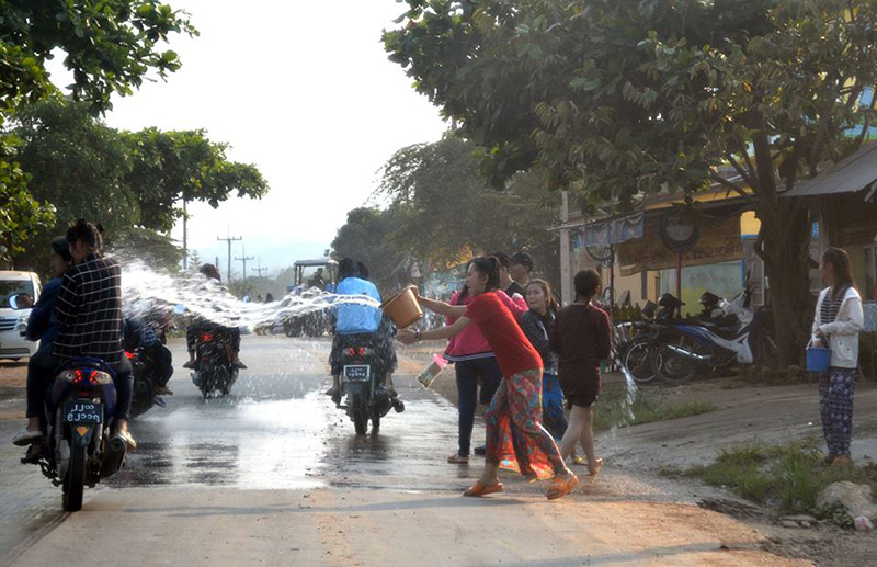 တာခ်ီလိတ္-က်ိဳင္းတံုကားလမ္းတစ္ေလွ်ာက္ စတင္ေရပက္ကစားေန-ဓာတ္ပံု